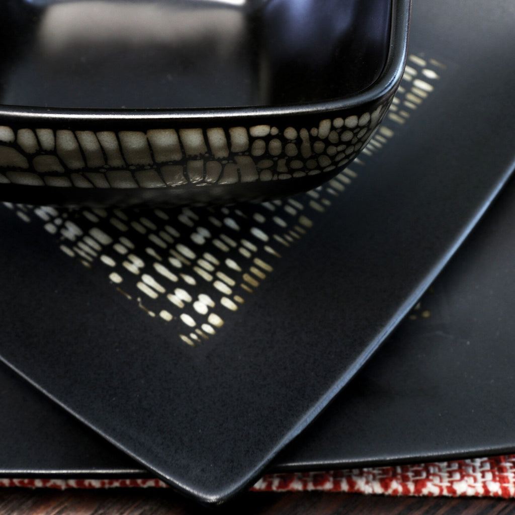 Service de table en grès noir à deux bols carrés abstraits, 16 pièces