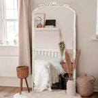 Miroir de sol sculpté en bois massif de forme arquée sur toute la longueur