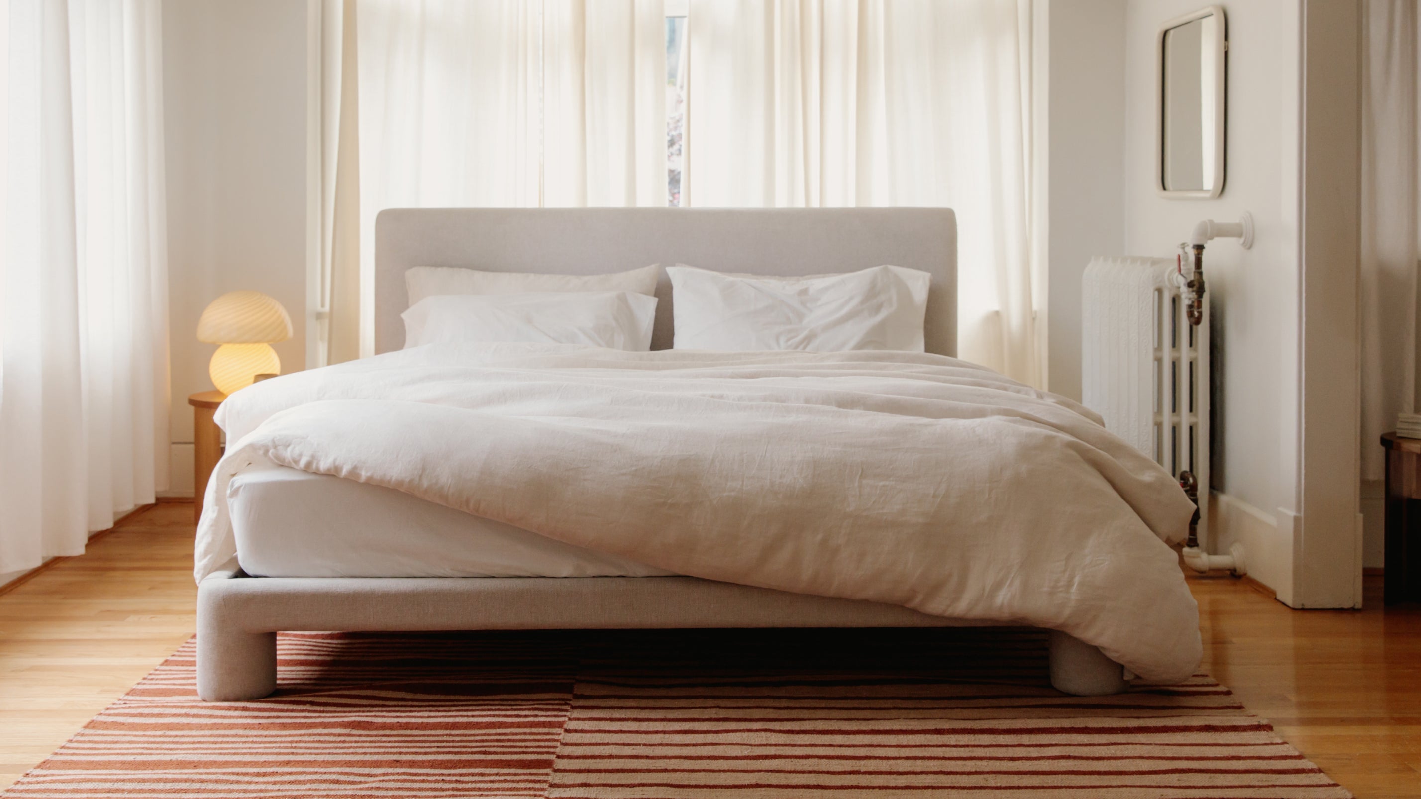 Lit lunaire, Queen, Latte