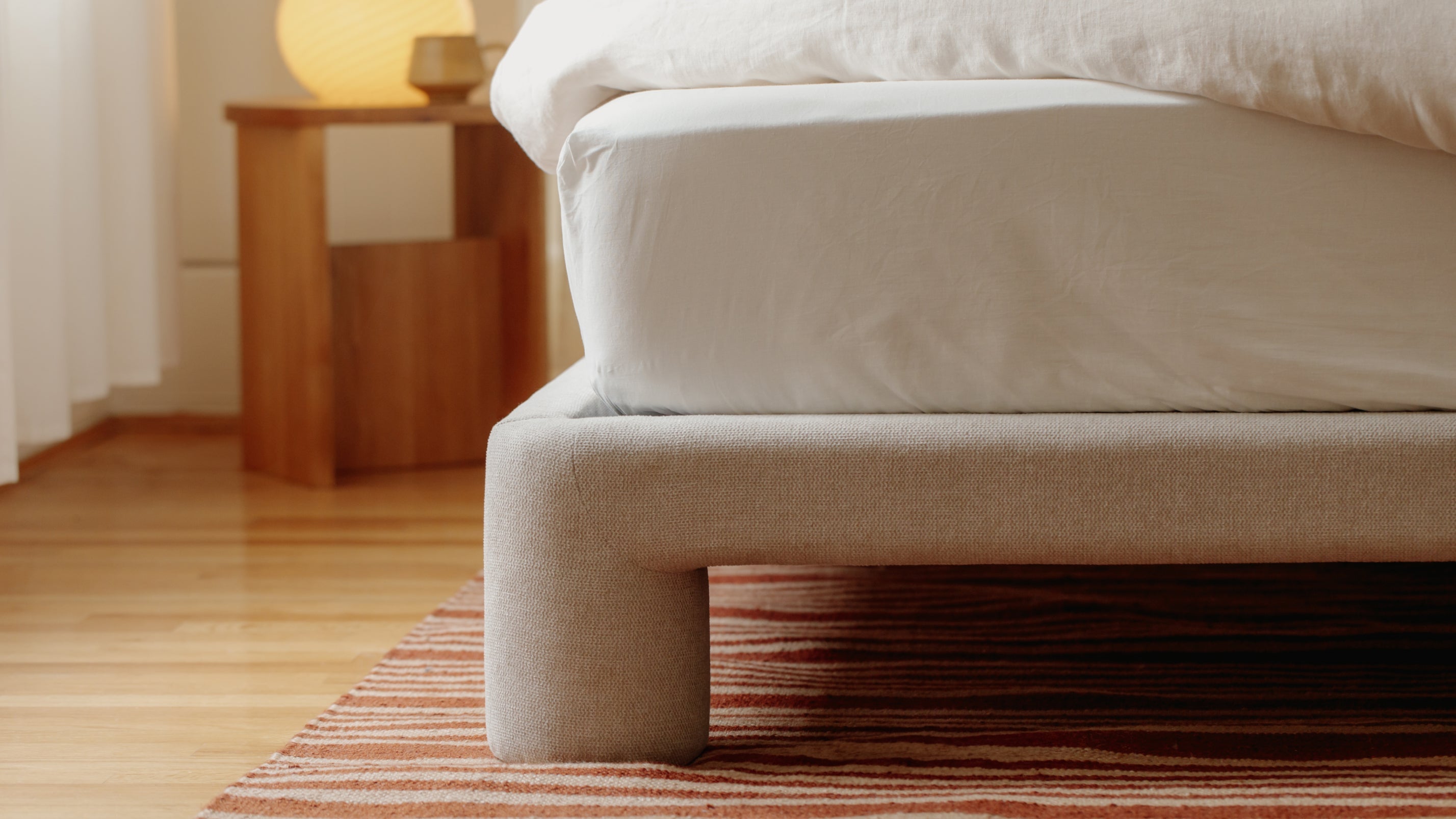 Lit lunaire, Queen, Latte