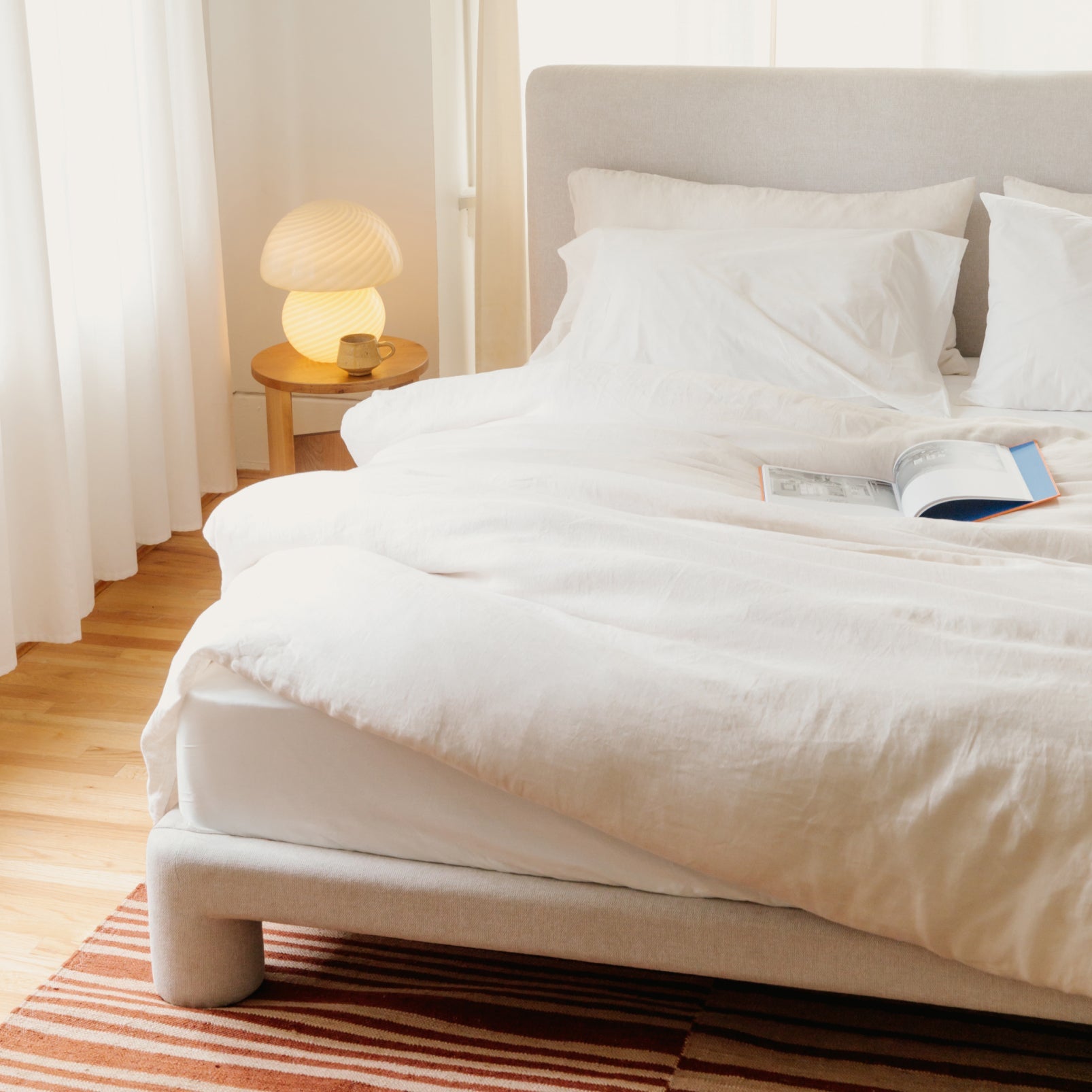 Lit lunaire, Queen, Latte