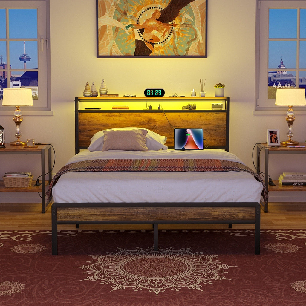 Cadre de lit plateforme en bois de style ferme avec station de charge et lumières LED