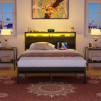 Cadre de lit plateforme en bois de style ferme avec station de charge et lumières LED