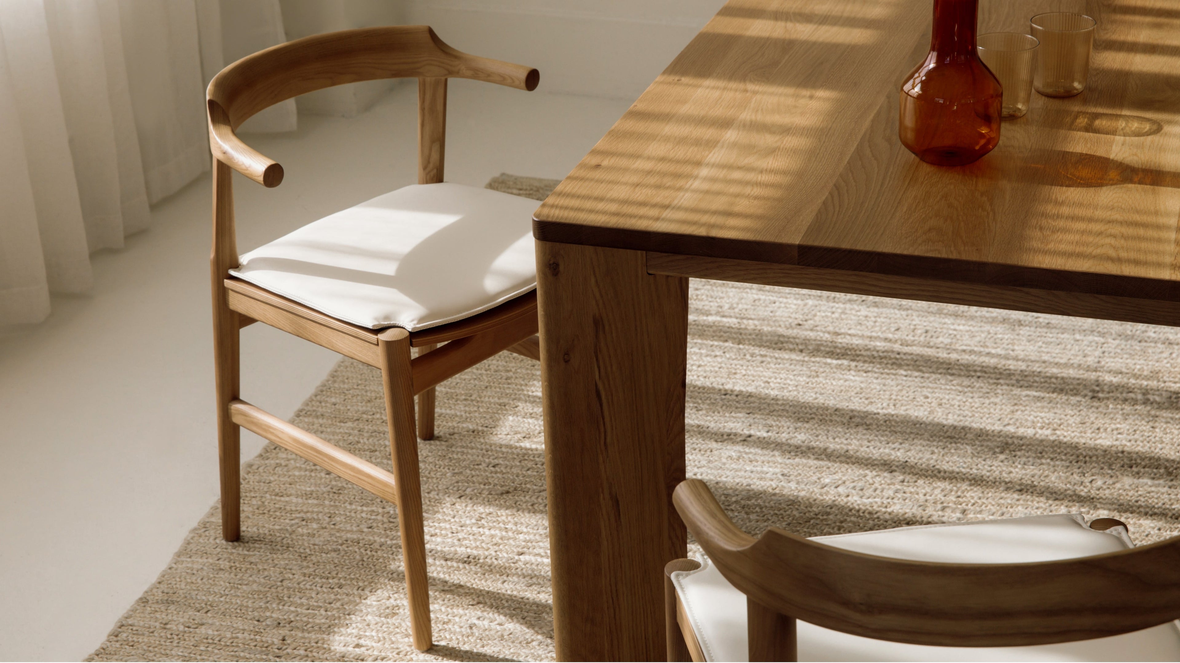 Chaise de salle à manger à dossier rabattable avec coussin blanc, chêne teinté