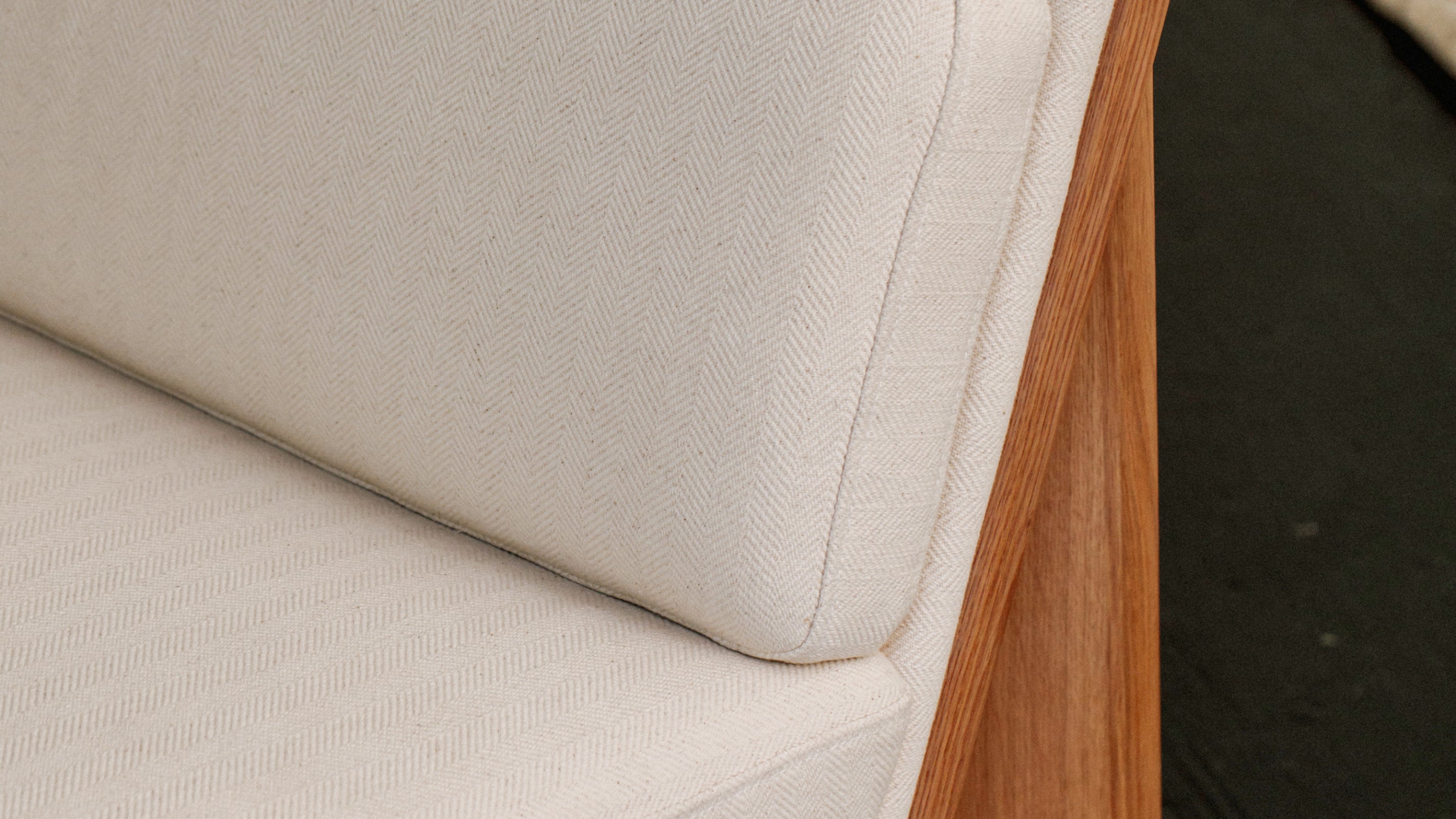 Fauteuil lounge à structure en chêne, motif à chevrons