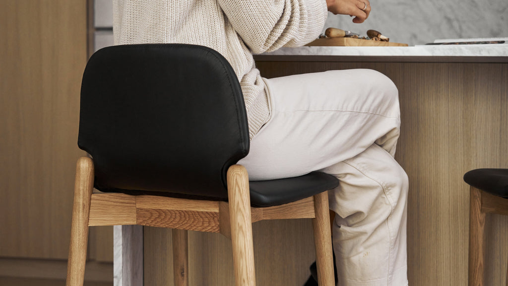 Tabouret de bar pour repas, chêne/cuir noir