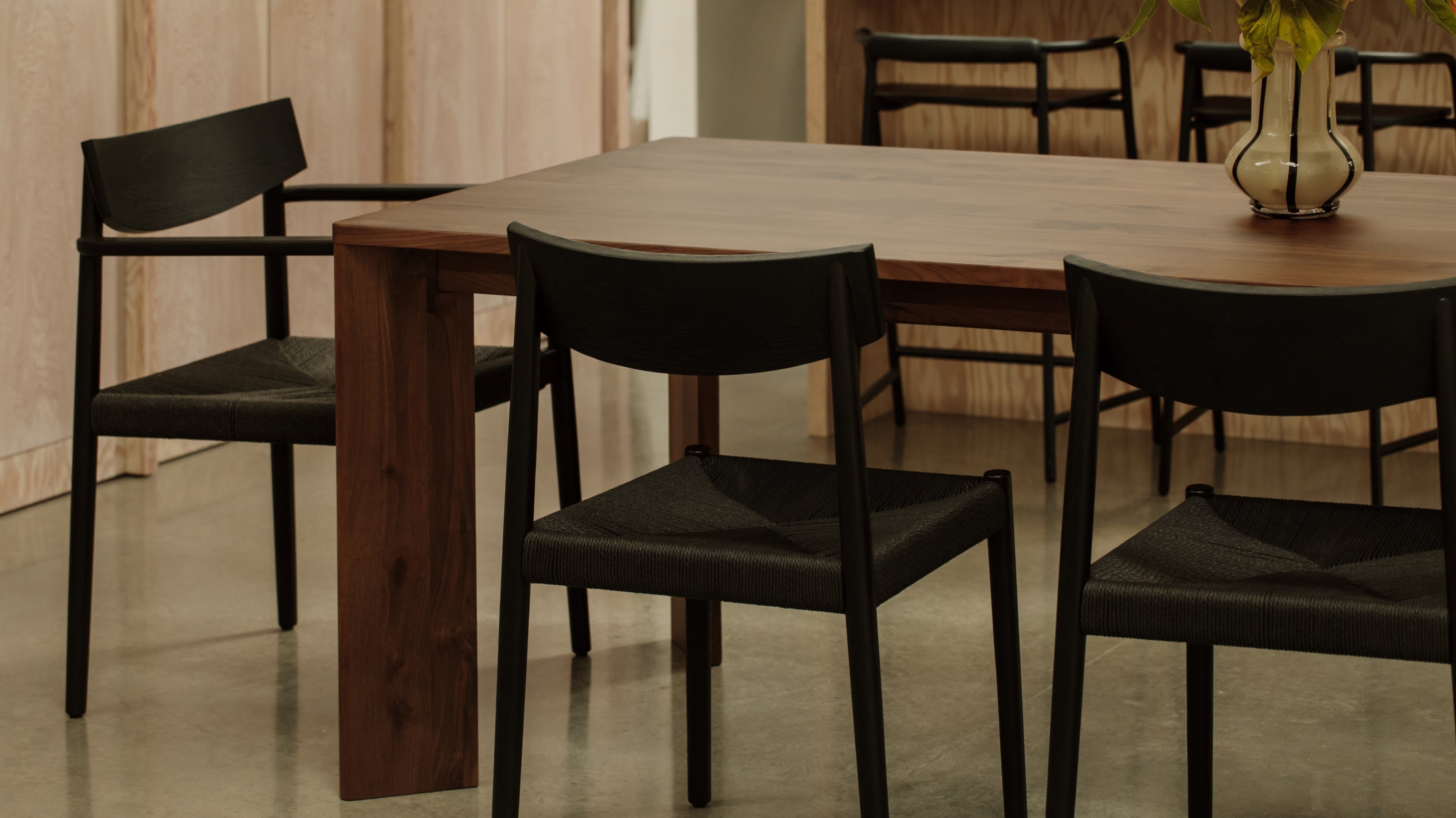 Table de salle à manger à cadre, 4 à 6 couverts, noyer américain