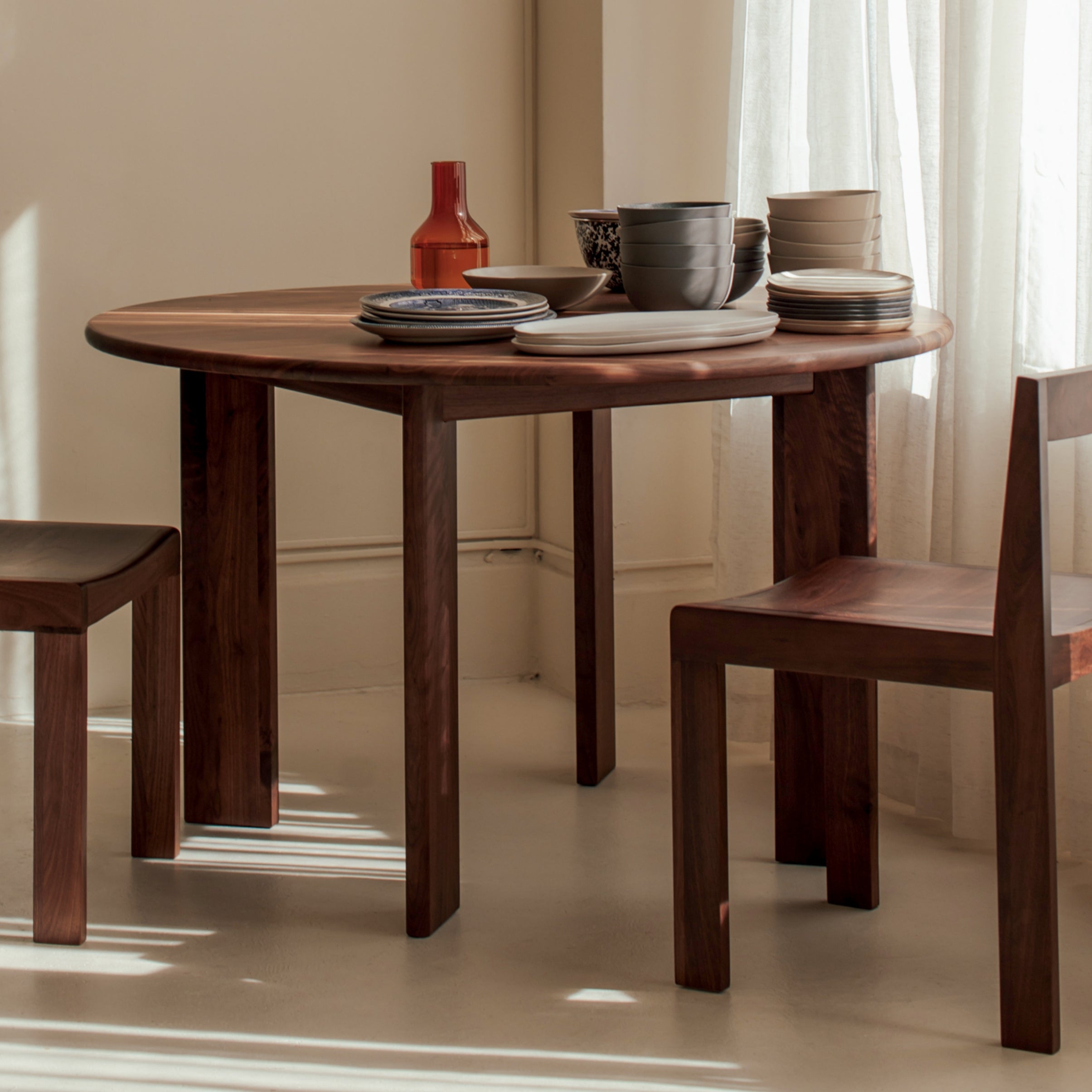 Table de salle à manger ronde à cadre, 4 à 5 couverts, noyer américain