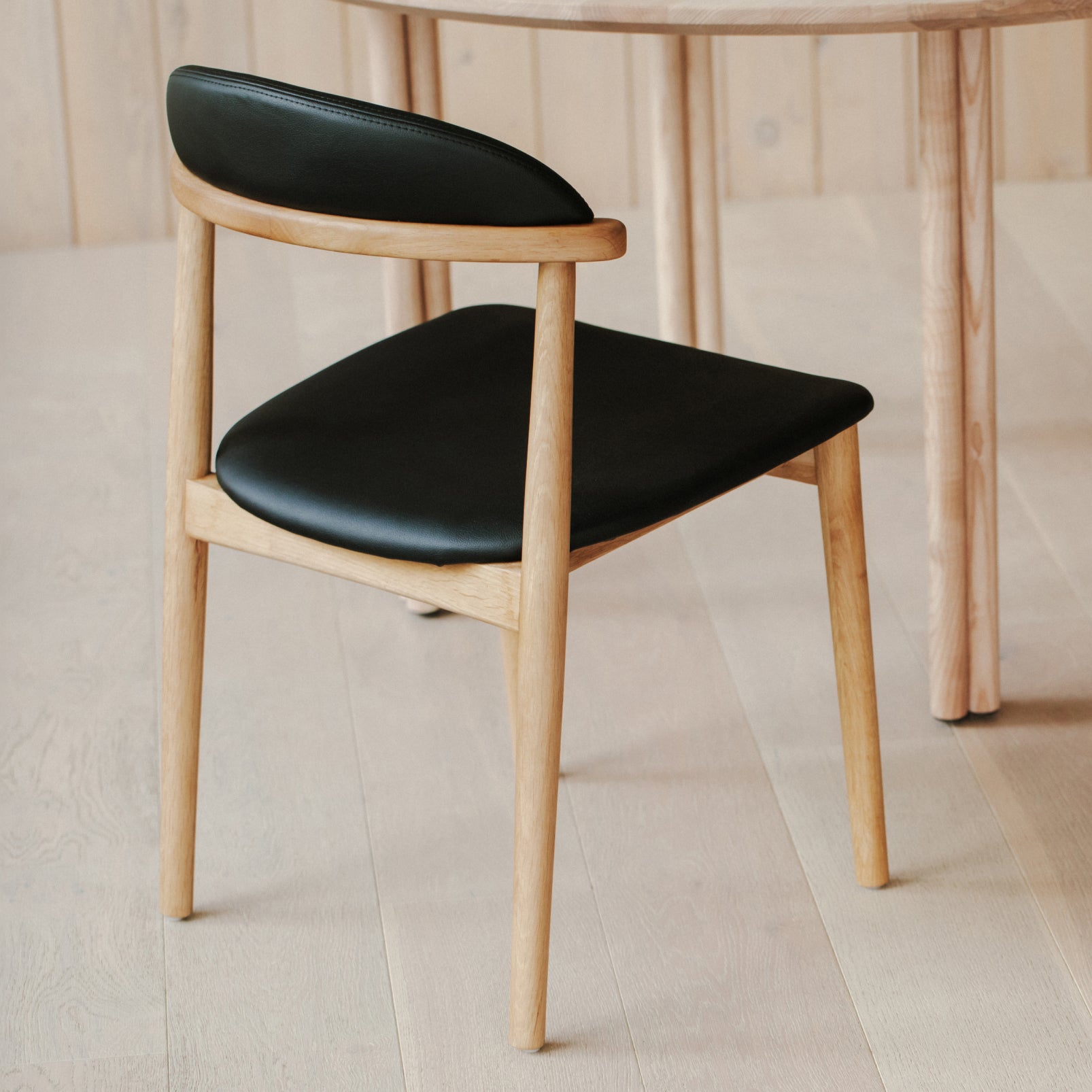 Chaises de salle à manger sans accoudoirs Count On Me (lot de deux), chêne, assise noire