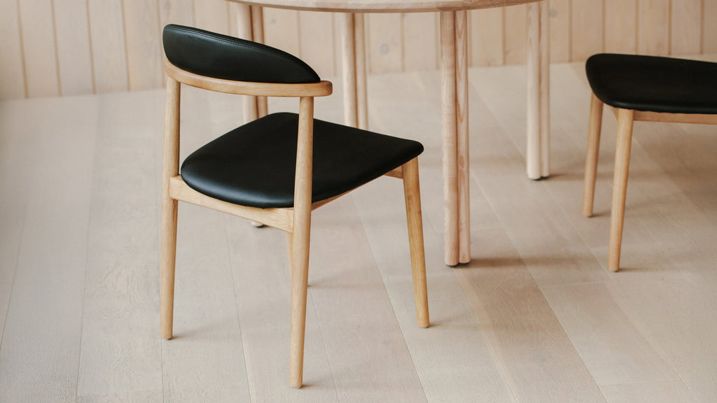 Chaises de salle à manger sans accoudoirs Count On Me (lot de deux), chêne, assise noire