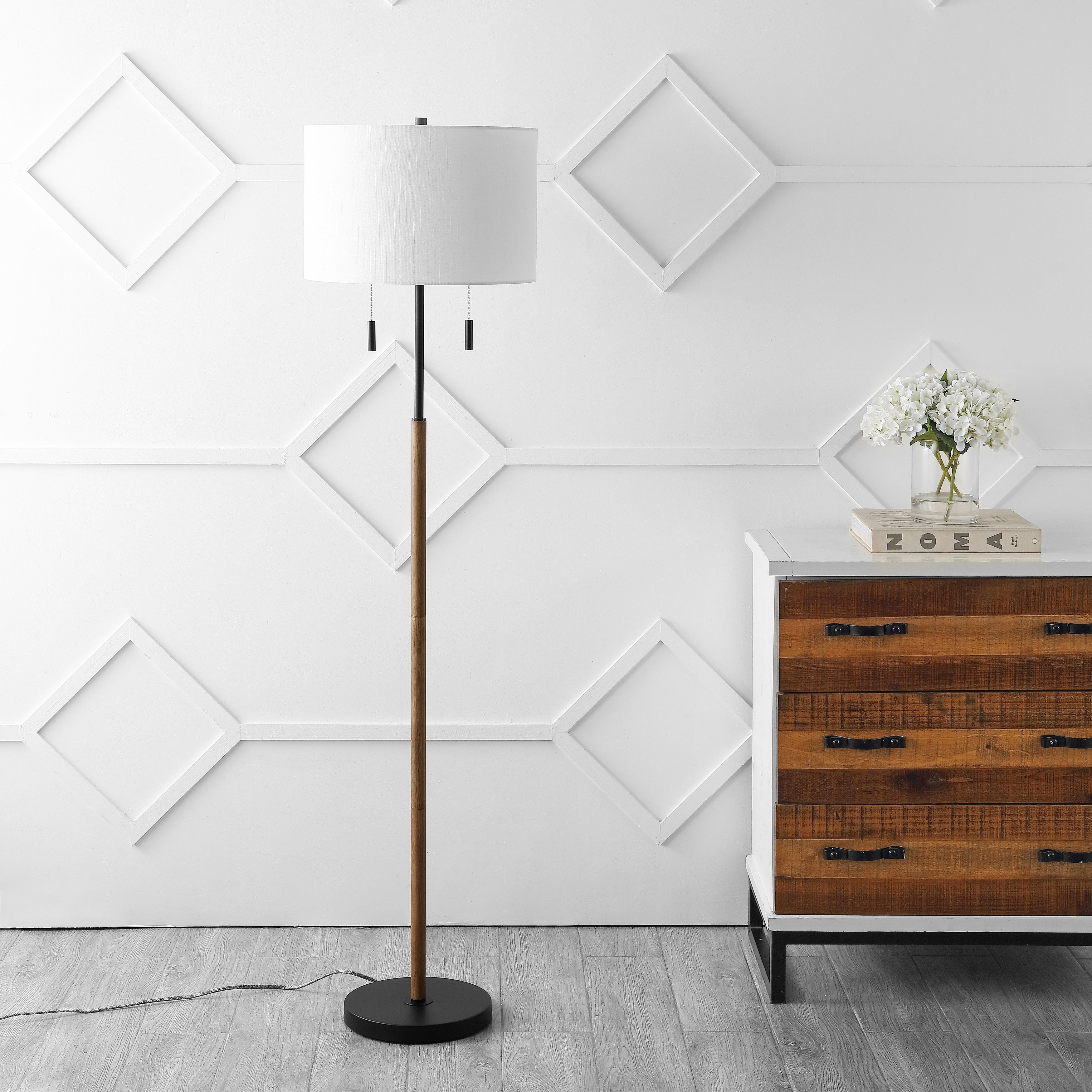 Lampe de sol à LED Koda 61 rustique en fer avec chandelier et chaînes de traction, finition bois marron/noir par JONATHAN Y