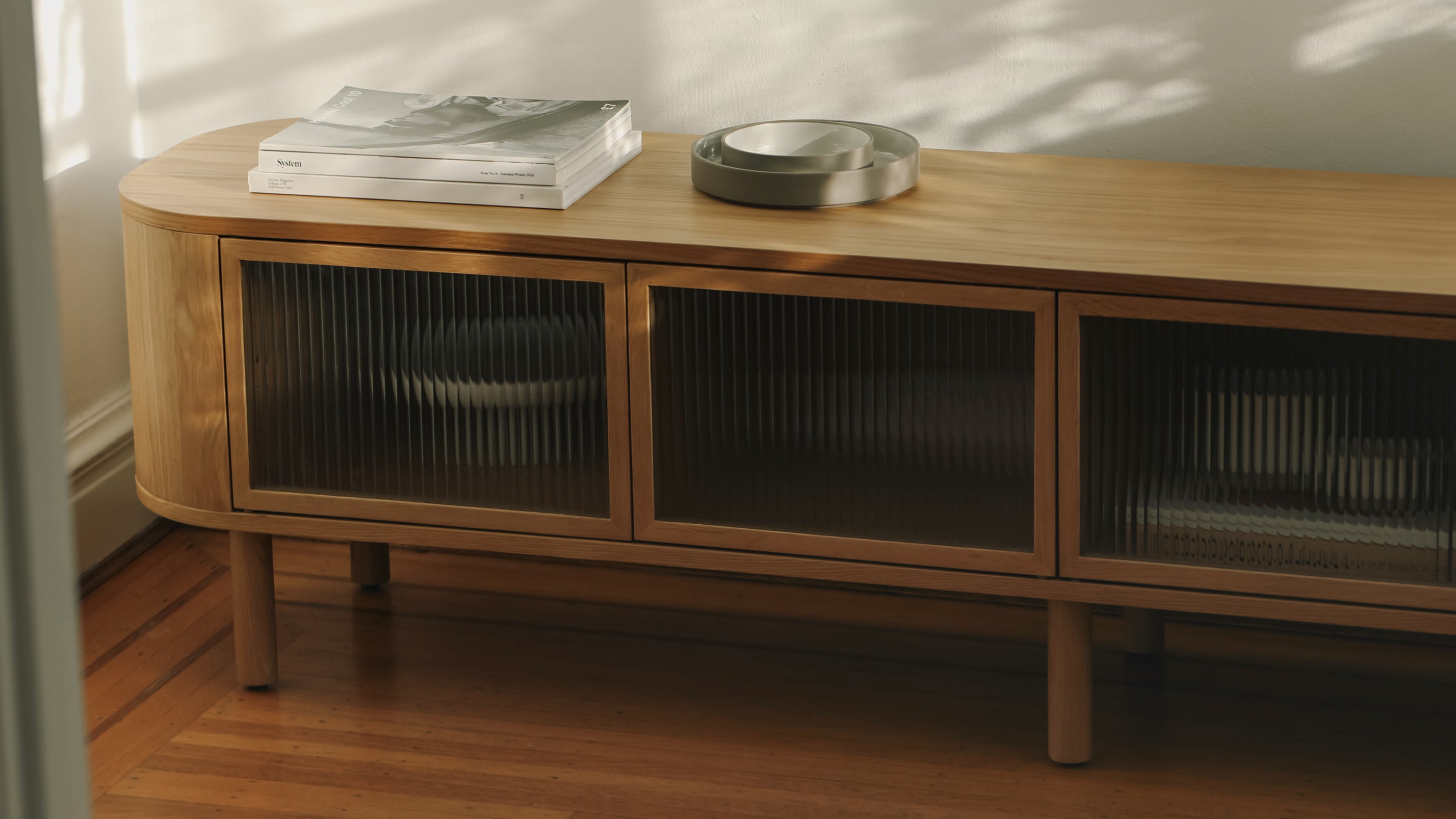 Meuble TV vitrine, chêne blanc