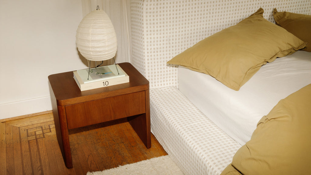 Table de chevet Form, noyer teinté