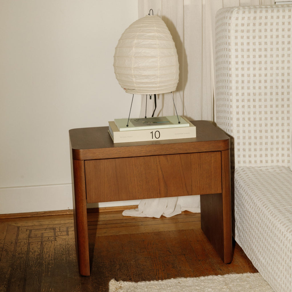 Table de chevet Form, noyer teinté