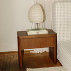 Table de chevet Form, noyer teinté