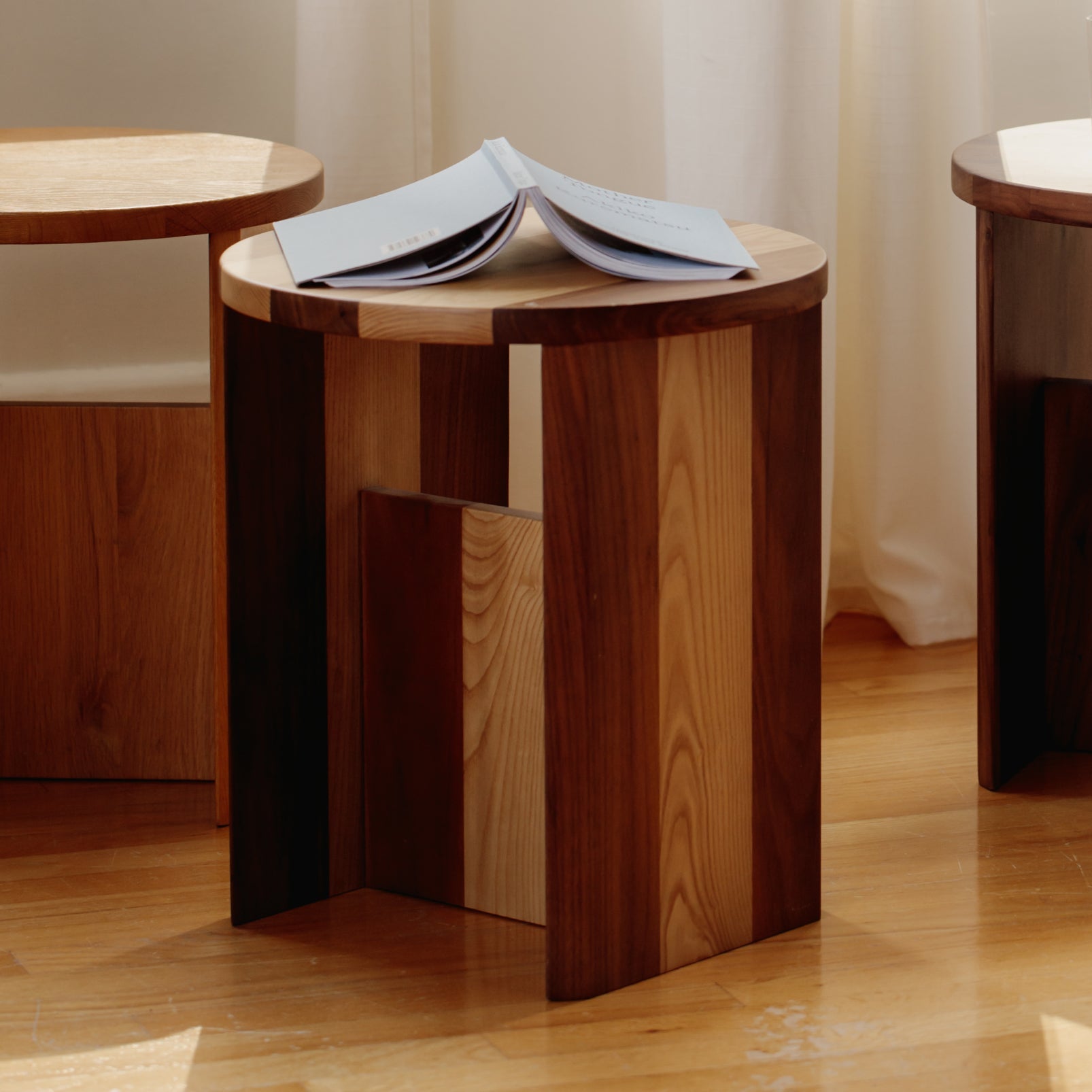 Tabouret de campagne, édition limitée, rayé