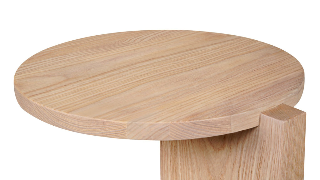 À côté de votre table de chevet, Ash